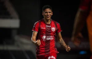 Zagueiro Caetano fez uma excelente temporada no CRB e pode chegar ao Goiás para a disputa da Série A | foto: Divulgação pessoa / Twitter