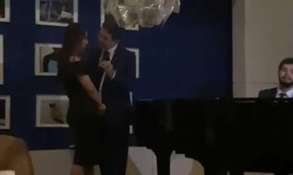 Apenas com amigos próximos, Randolfe Rodrigues (REDE) surpreendeu a todos com o pedido e cantando “Vem meu Amor” de Ivete Sangalo | Foto: reprodução