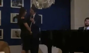 Apenas com amigos próximos, Randolfe Rodrigues (REDE) surpreendeu a todos com o pedido e cantando “Vem meu Amor” de Ivete Sangalo | Foto: reprodução