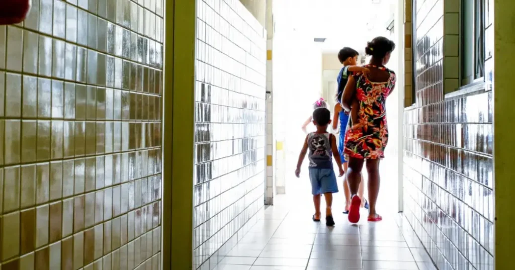 Texto afirma que mulheres não conseguem manter serviço ininterrupto por serem responsáveis por cuidar de outras pessoas | Foto: Reprodução/ Rio Solidário