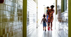 Texto afirma que mulheres não conseguem manter serviço ininterrupto por serem responsáveis por cuidar de outras pessoas | Foto: Reprodução/ Rio Solidário