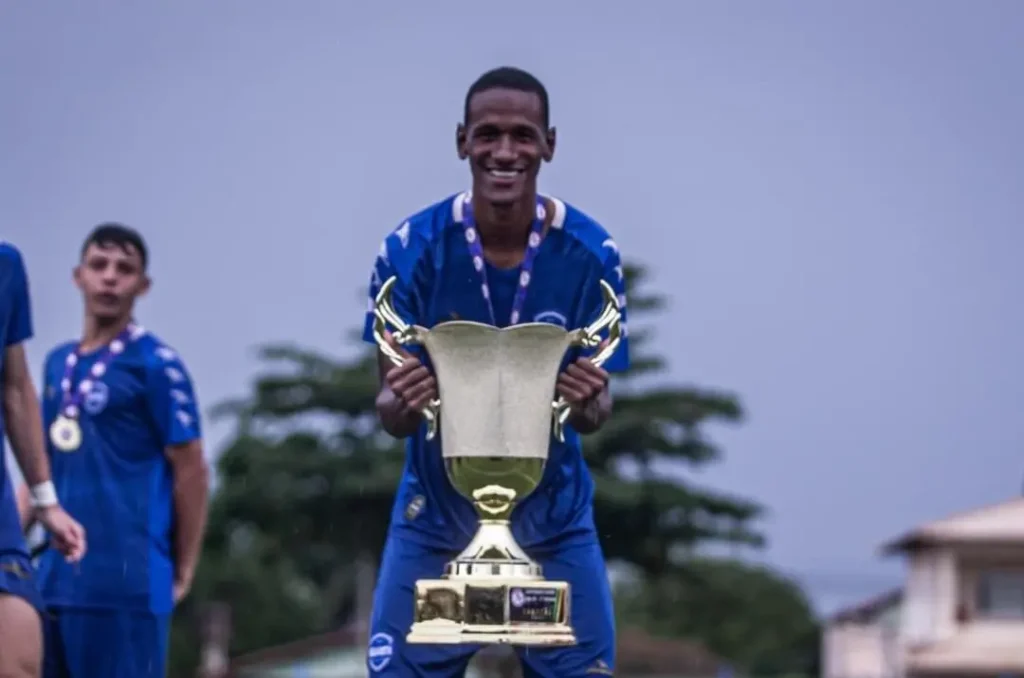 Zagueiro foi campeão com a equipe sub-20 do Bela Vista, fazendo seis gols na competição | foto: Heber Gomes