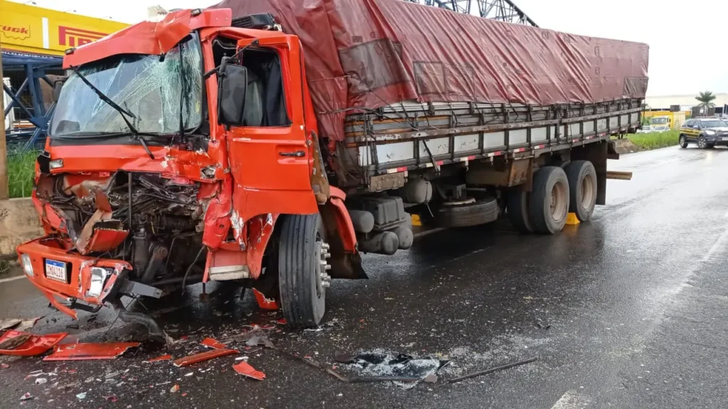 Caminhoneiro dorme e acorda com ‘estrondo’ de batida na BR-153