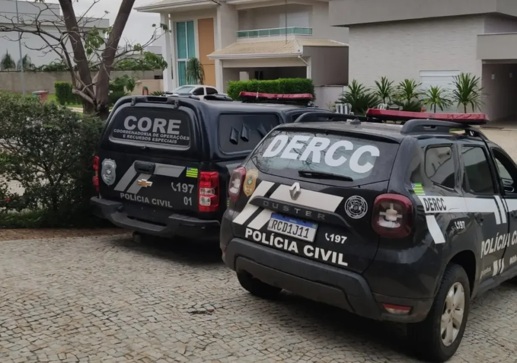 Foram apreendidos aparelhos celulares, computadores e também duas armas de fogo, acompanhadas de munições | Fotos: Divulgação/ PCGO