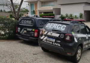 Foram apreendidos aparelhos celulares, computadores e também duas armas de fogo, acompanhadas de munições | Fotos: Divulgação/ PCGO