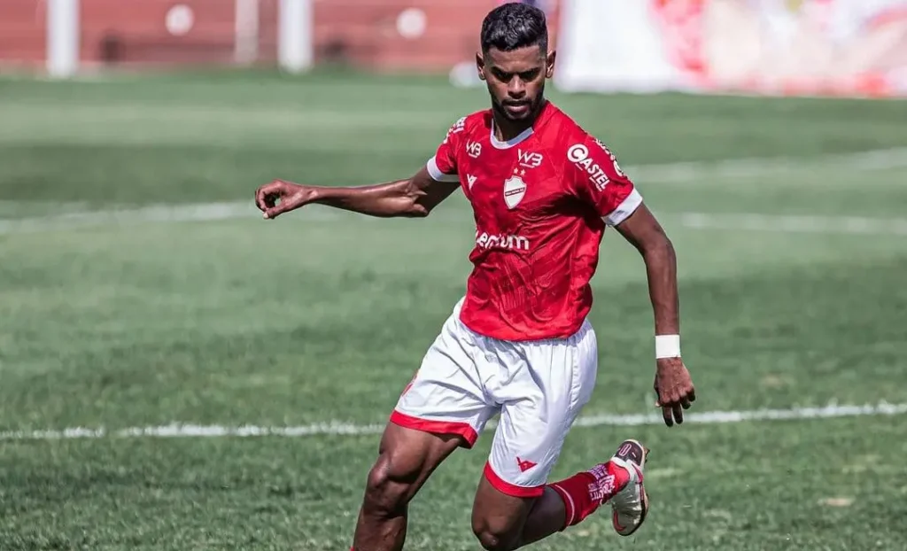 Volante atuou na equipe colorada na disputa da Série B, onde marcou dois gols na competição | foto: Heber Gomes