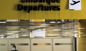 trabalhador, máscara protetora,  Aeroporto Internacional de Guarulhos , coronavírus COVID-19, Guarulhos