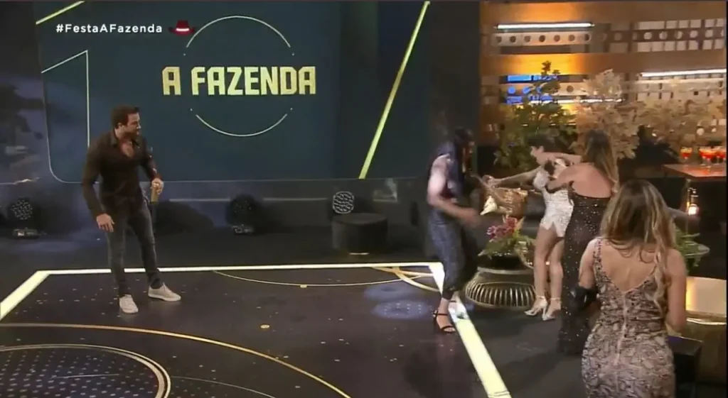 Liziane empurra Lary Bottino