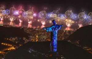No dia da virada, a partir das 19h do dia 31, apenas táxis com passageiros com comprovante de trabalho, residência ou hospedagem ou automóveis de uso pessoal poderão entrar em Copacabana. | Foto: Reprodução