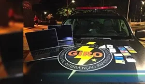 Foram apreendidos cartões de crédito, notebooks e identidades falsas que eram utilizados pelo criminoso para se safar das investigações. | Foto: Reprodução