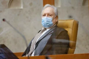 Mesmo após a decisão da Anvisa, o governo federal resiste em fazer a requisição das doses em um contrato já assinado com a Pfizer para iniciar a imunização. | Foto: Reprodução/Internet