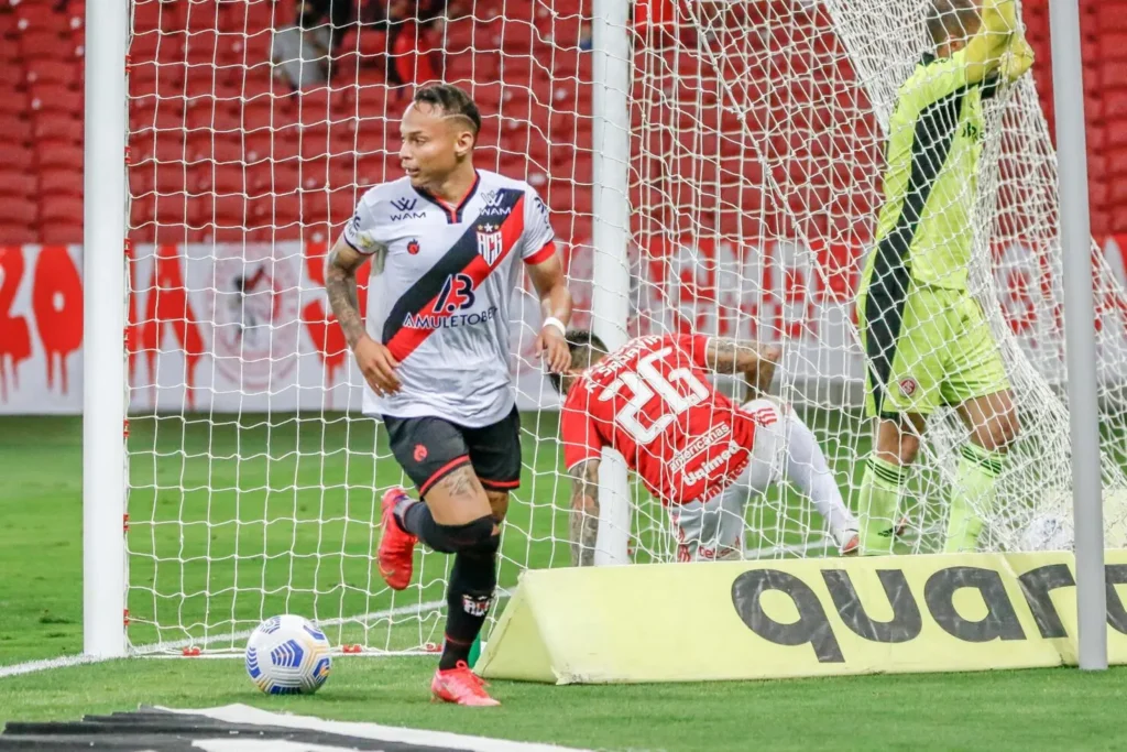 Janderson foi autor do gol da virada rubro-negra diante do Internacional, que colocou Atlético na primeira parte da tabela | foto: Elton Silveira / Gazeta Press