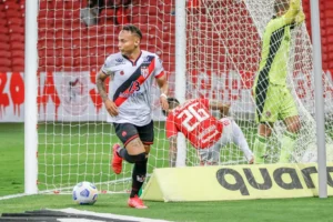 Janderson foi autor do gol da virada rubro-negra diante do Internacional, que colocou Atlético na primeira parte da tabela | foto: Elton Silveira / Gazeta Press
