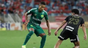Lateral-direito pertence ao Flamengo e estava emprestado aos dourados, onde se destacou na permanência do Cuiabá na Série A | foto: Rogério Moroni / Cuiabá