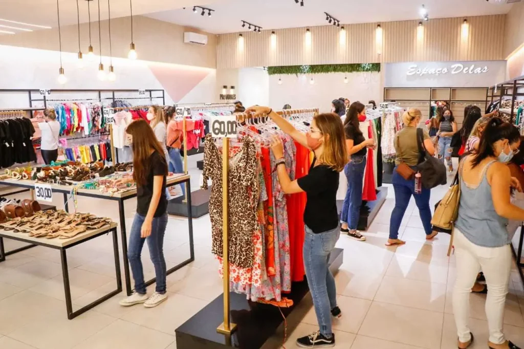 Planejar o orçamento, pesquisar diferentes lojas e comprar em conjunto em atacarejos são dicas valiosas para fugir do endividamento. | Foto: Reprodução/Internet
