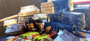 A droga estava escondida no fundo falso da carroceria do veículo, sendo necessária a ajuda do Corpo de Bombeiros para sua retirada | Foto: Reprodução