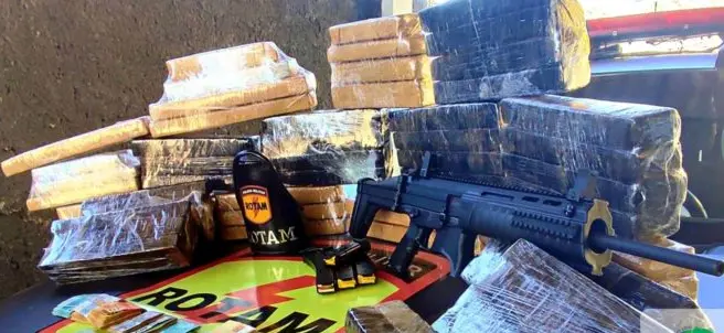 A droga estava escondida no fundo falso da carroceria do veículo, sendo necessária a ajuda do Corpo de Bombeiros para sua retirada | Foto: Reprodução