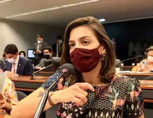 Proposta de deputada do PT se refere a cerimônia de casamento, mas não aos termos "pai" e "mãe"; parlamentar destacou que as informações são classificadas como fake news. | Foto: Reprodução