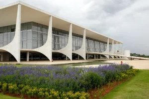 Palácio do Planalto com Bandeira Brasileira a meio mastro em solidariedade às vítimas do acidente aéreo com time de futebol da Chapecoense, ocorrido na Colômbia. 

Foto: Rogério Melo/PR