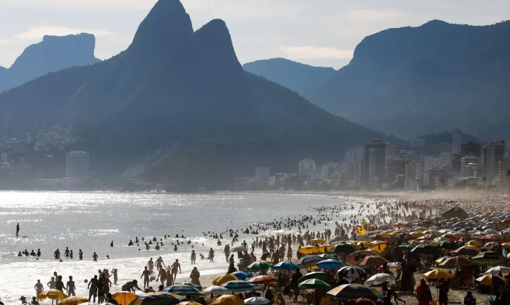 Banhistas no Arpoador curtem dia de verão com 39,5º C e sensação térmica de 50,7º C.