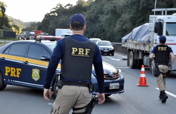 Durante os quatro dias a PRF flagrou 1.565 infrações de trânsito nas rodovias federais goianas | Foto: Reprodução