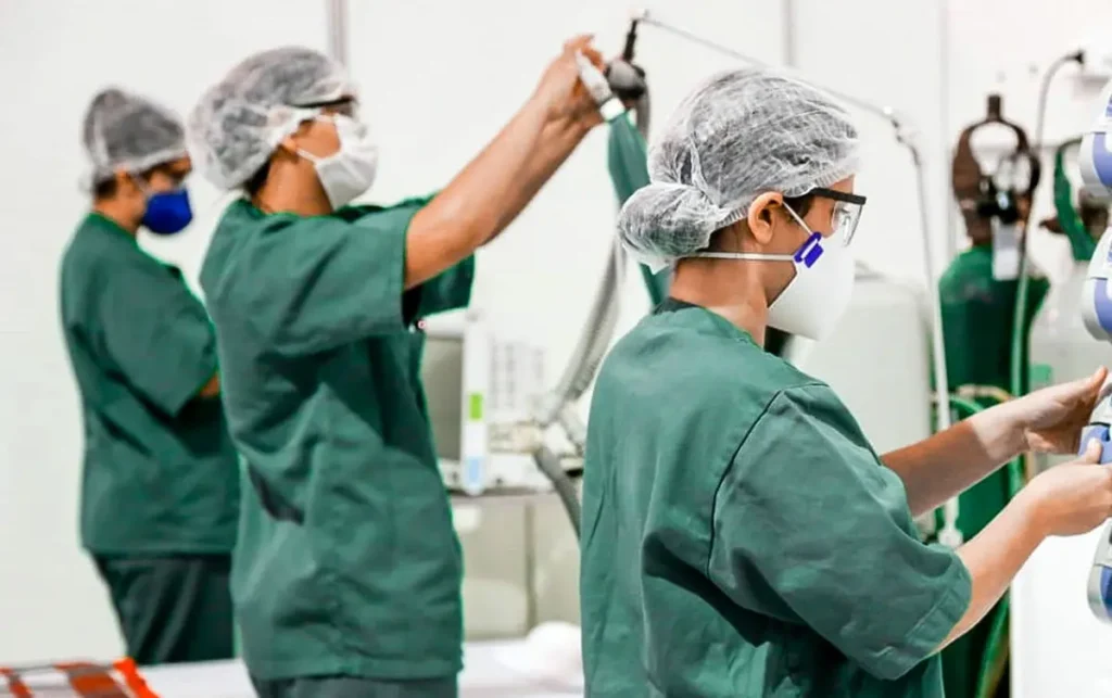 Belém PA 22 04 2020-O Governo do Pará entregou, nesta quarta-feira (22), em Santarém, oeste paraense, o terceiro Hospital de Campanha para o combate ao novo coronavírus. A estrutura fica no espaço Pérola do Tapajós, com 120 leitos, distribuídos em uma área de 3,6 mil metros quadrados. O governador do Pará, Helder Barbalho participou da cerimônia por videoconferência.O chefe do Executivo Estadual ressaltou que, com o intuito de minimizar o impacto da crise de saúde, ainda na primeira quinzena de março, há mais de 40 dias, o Estado iniciou o processo de isolamento e convencimento da população como estratégia de confinamento social, de redução nas atividades. Segundo ele, o objetivo era que as pessoas pudessem se atentar para uma nova rotina de vida. Foto Secom