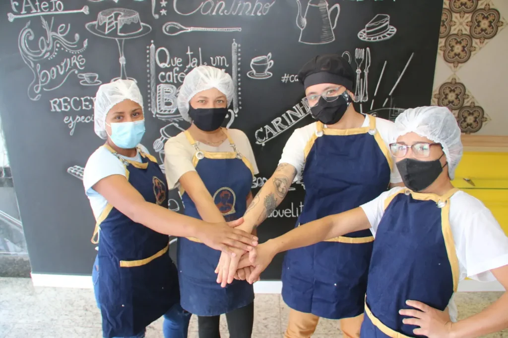 Lucélia Pereira (1º da esq. para dir.) diz que trabalha feliz porque possui uma rotina organizada e acolhimento de gestores. “Temos um excelente clima de trabalho”, diz | Foto: Jota Eurípedes