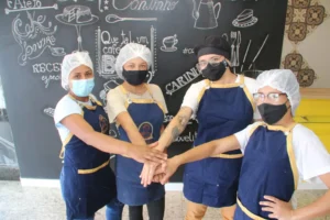 Lucélia Pereira (1º da esq. para dir.) diz que trabalha feliz porque possui uma rotina organizada e acolhimento de gestores. “Temos um excelente clima de trabalho”, diz | Foto: Jota Eurípedes