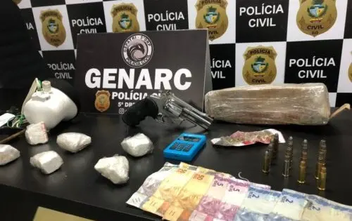 Um dos suspeito já possui passagem por tráfico. Com eles, foram encontradas drogas e uma arma de fogo | Foto: Divulgação/ PCGO