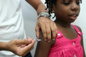 Início da campanha de vacinação contra a Meningite Meningocócica tipo C.

A imunização deste final de semana (dias 30 e 31) é destinada apenas à população de Salvador pertencente a faixa etária de 10 a 14 anos. A meta para esses dois dias é vacinar cerca de 240 mil pessoas.

Na foto: Vacinação no CAS (Centro de atenção à saúde Prof. Dr. José Maria de Magalhães Netto).

Fotos: Vaner Casaes/Agecom

Data: 30/05/2010