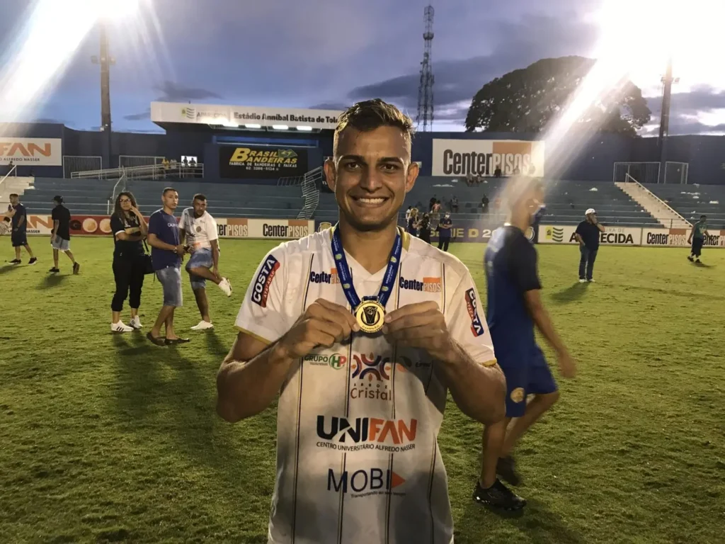 Zagueiro que tinha vínculo com o Goiás, rescindiu para assinar com Cidinha até final e 2022| foto: Nicolle Mendes / Aparecidense
