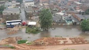 Militares do Corpo de Bombeiros atuam nos resgate de vítimas | Foto: Matheus Massena / TV Bahia