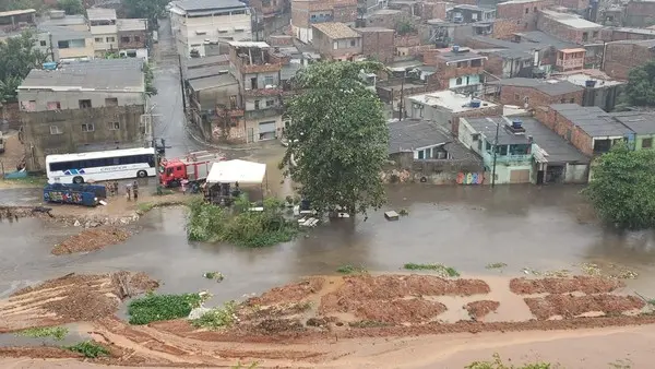 Militares do Corpo de Bombeiros atuam nos resgate de vítimas | Foto: Matheus Massena / TV Bahia
