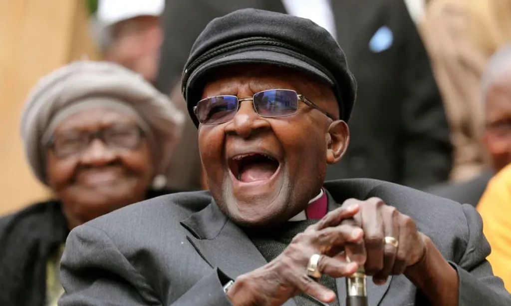 Após o fim do apartheid, o arcebispo Desmond Tutu ajudou a investigar e punir crimes cometidos durante o período de segregação racial | Foto: reprodução