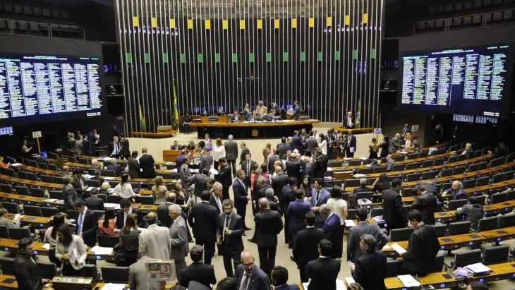 |Nove dos 17 deputados goianos forma contra a reforma tributária; saiba quais
