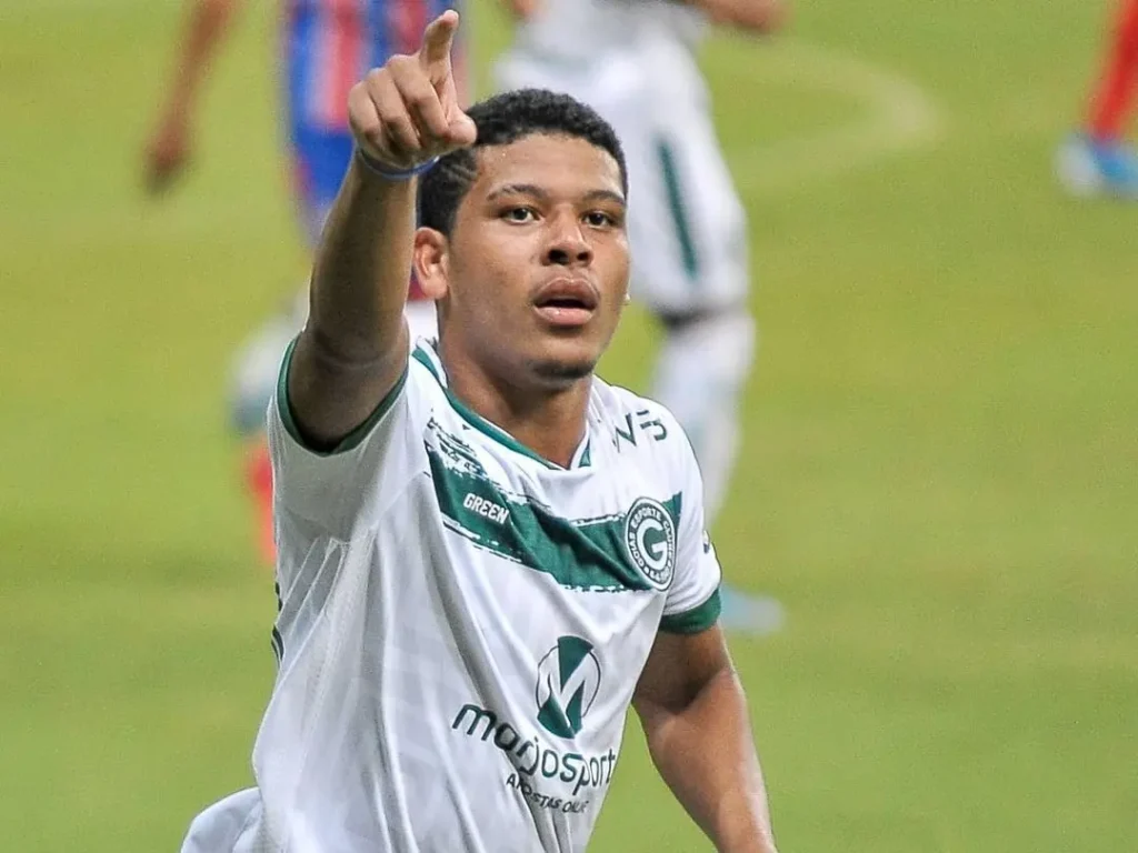 Jogador foi revelado nas categorias de base do Goiás e estava sem contrato desde que rescindiu com o clube esmeraldino | foto: Jhony Pinho / AGIF