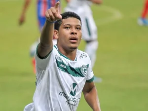 Jogador foi revelado nas categorias de base do Goiás e estava sem contrato desde que rescindiu com o clube esmeraldino | foto: Jhony Pinho / AGIF
