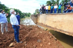 Ponte localizada no km 344 da GO-241, interditada desde 25 de dezembro, recebe novo encabeçamento. Agência Goiana de Infraestrutura (Goinfra) fará também laterais para garantir maior segurança a usuários | Foto: André Costa