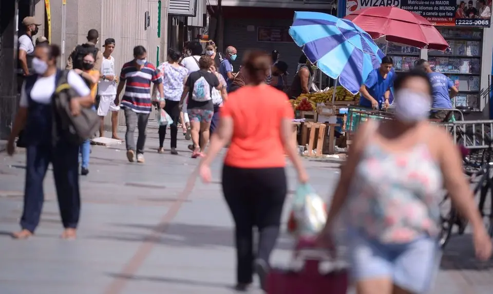 Assim como no Brasil, a ômicron já é dominante em diferentes países. Nos Estado Unidos, a variante corresponde a 80% dos casos rastreados | Foto: Reprodução
