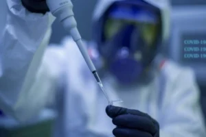 A nova estirpe do SARS-CoV-2 tem 46 mutações, incluindo uma que está associada ao possível aumento de contágios. | Foto: Reprodução/Internet