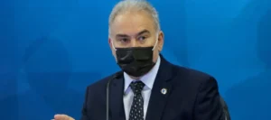 Ministro da Saúde, Marcelo Queiroga, fala à imprensa no ministério da Saúde, sobre a vacinação contra o covid-19
