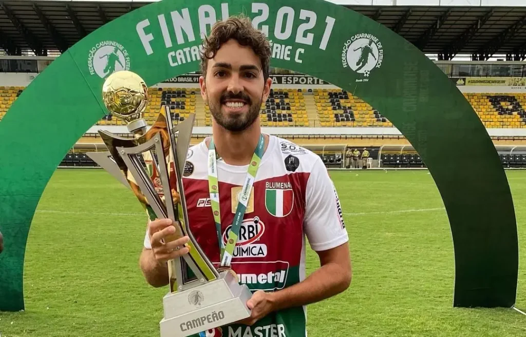 Meia Thales Quadros recentemente foi campeão da Terceira Divisão do Catarinense, pelo Blumenau | foto: Arquivo pessoal