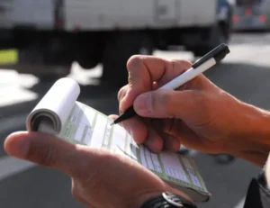 De autoria do deputado Célio Studart, projeto classifica a infração como grave e prevê o recolhimento da CNH | Foto: reprodução