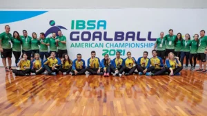 Seleções Brasileiras de goalball posam para foto após título do Campeonato das Américas, no CT Paralímpico | Foto: Ale Cabral/CPB