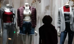 Rio de Janeiro - Vitrine de roupas em loja de rua, comércio no Centro do Rio. (Fernando Frazão/Agência Brasil)