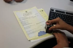 Durante o processo de adoção, o menino reconheceu o casal que o criou como pais, mas reforçou que ainda passa as férias com a mãe biológica | Foto: Reprodução