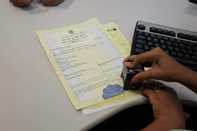 Durante o processo de adoção, o menino reconheceu o casal que o criou como pais, mas reforçou que ainda passa as férias com a mãe biológica | Foto: Reprodução