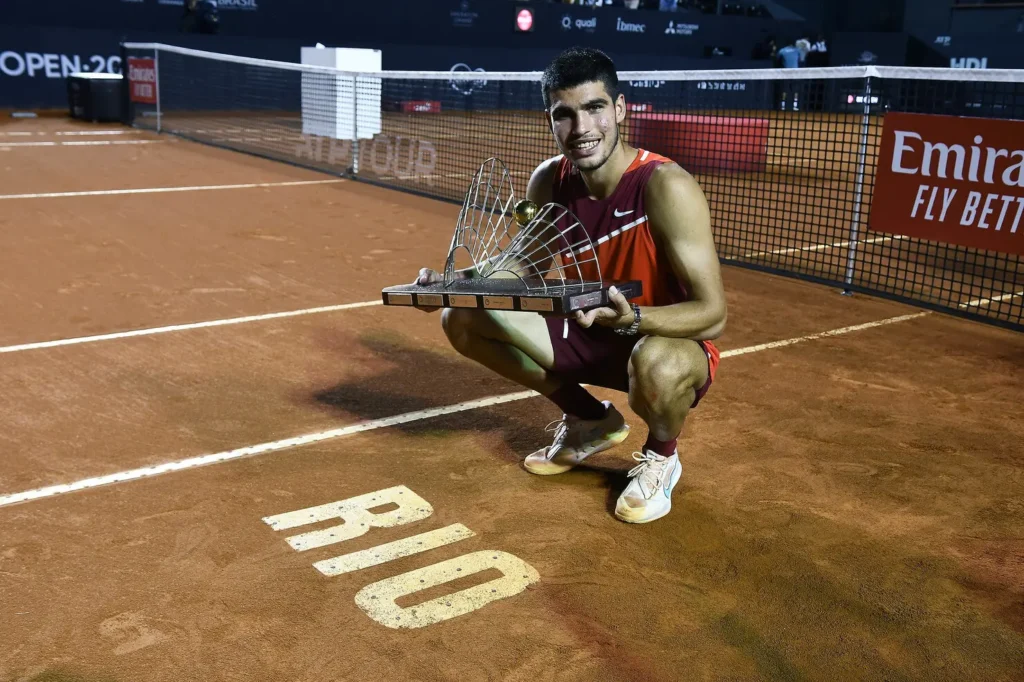 Na decisão deste domingo, espanhol de 18 anos derrotou argentino Schwartzman por 6/4 e 6/2, e comemorou com a torcida brasileira | Foto: Rio Open/Fotojump