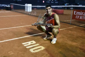 Na decisão deste domingo, espanhol de 18 anos derrotou argentino Schwartzman por 6/4 e 6/2, e comemorou com a torcida brasileira | Foto: Rio Open/Fotojump