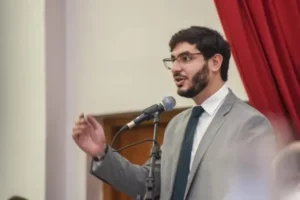 Depois de uma sequência de desgastes enfrentados pela prefeitura em ano eleitoral, são poucos os que agora se interessam em vestir a camisa do ex-titular, Sandes Jr | Foto: Reprodução